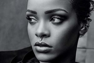 Modella con un piercing al setto nasale, valorizzando lo stile estetico e l’espressione facciale.