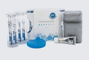 Kit sbiancamento dentale Opalescence – Fotografia di un set completo per sbiancamento domiciliare, con gel sbiancante in siringhe, custodia per mascherine, dentifricio e borsa termica