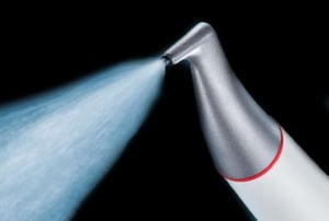 Strumento odontoiatrico per trattamento a base di bicarbonato