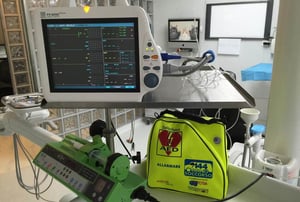 Monitor medicale e defibrillatore in uno studio dentistico, utilizzati per garantire sicurezza durante la sedazione cosciente.