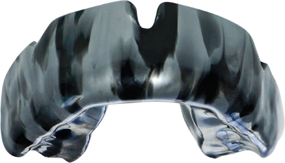Fotografia di un paradenti personalizzato bicolore nero e grigio, progettato per proteggere denti e gengive durante l’attività sportiva