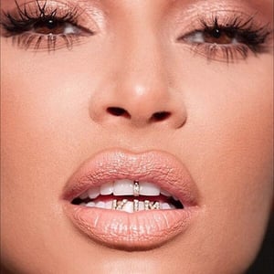 Grillz dentali in oro con diamanti applicati ai denti per estetica personalizzata